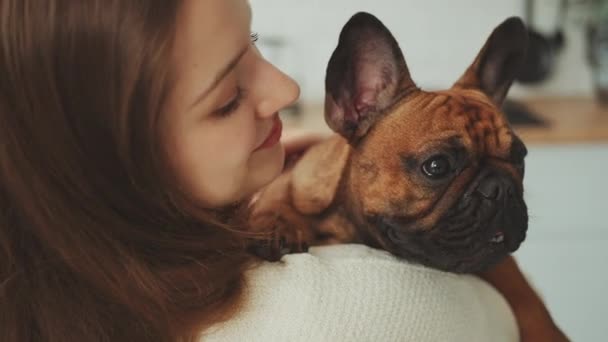 Ung Kvinna Håller Försiktigt Sin Franska Bulldogg Deras Ansikten Tätt — Stockvideo