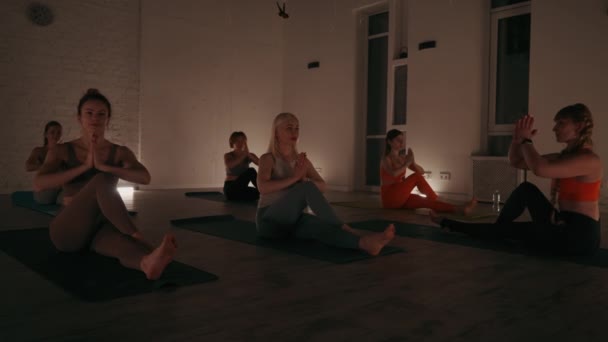Schummrig Beleuchteten Yoga Studio Üben Menschen Sitzende Verdrehungen Mit Anjali — Stockvideo