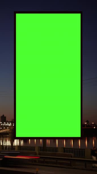 Вертикальный Рекламный Щит Зеленым Экраном Рекламного Макета Сумерках Городской Улице — стоковое видео