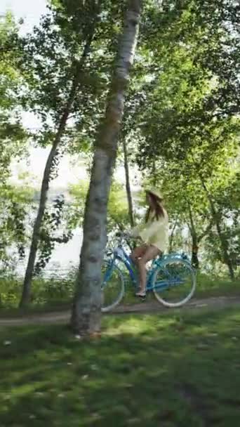 Leende Kvinna Halmhatt Och Gul Outfit Cykling Väg Omgiven Frodiga — Stockvideo