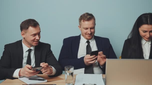 Mutlu Rahat Profesyoneller Toplantıdan Ofisteki Akıllı Telefonlara Göz Atmaktan Keyif — Stok video