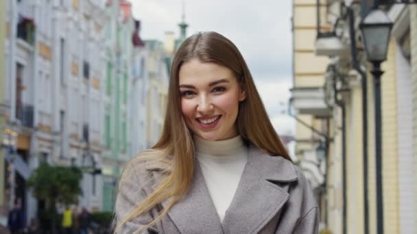 Радісна Молода Жінка Блимаючою Посмішкою Позує Міській Вулиці Одягнена Шикарне — стокове відео