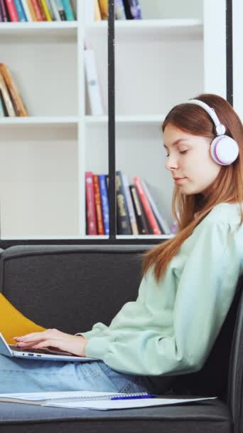 Pantalla Vertical Adolescente Auriculares Escuchando Tarareando Canción Mientras Escribe Texto — Vídeos de Stock