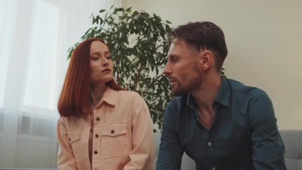 Cuplul Așezat Îndeaproape Argument Femeia Care Face Gesturi Frustrante Bărbatul — Videoclip de stoc