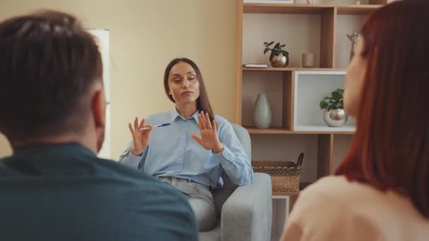 Ukierunkowany Psycholog Gestykuluje Spokojnie Mediując Dialog Par Umiejętnościami Empatią Pomagając — Wideo stockowe