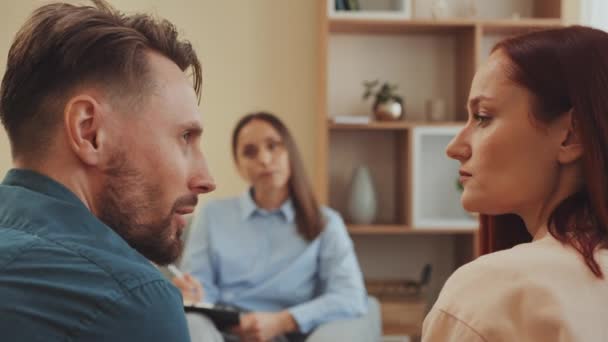 Thérapeute Observe Couple Comme Ils Engagent Dans Confrontation Litige Avec — Video