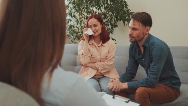 Kadın Terapi Seansı Sırasında Gözyaşlarını Silerken Partneri Konuşur Duygusal Rahatlama — Stok video