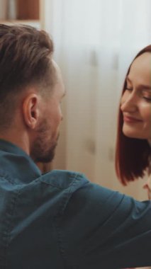 Dikey Ekran: Çiftler kucaklaşırken hassas bir uzlaşma anı, terapistlerinin dikkatli bakışları altında terapi seanslarında olumlu bir dönüş.