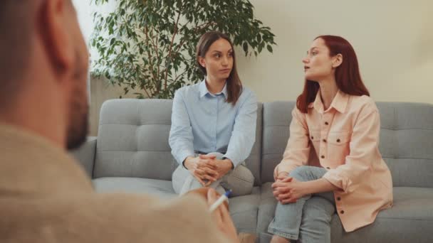 Kobieta Para Siedzi Kanapie Podczas Sesji Terapeutycznej Zarówno Pojawiające Się — Wideo stockowe