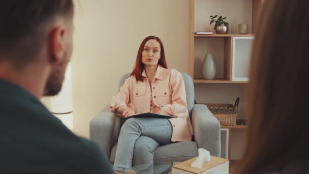 Terapeutka Sedí Naproti Páru Drží Podložku Pero Zdánlivě Vede Terapii — Stock video