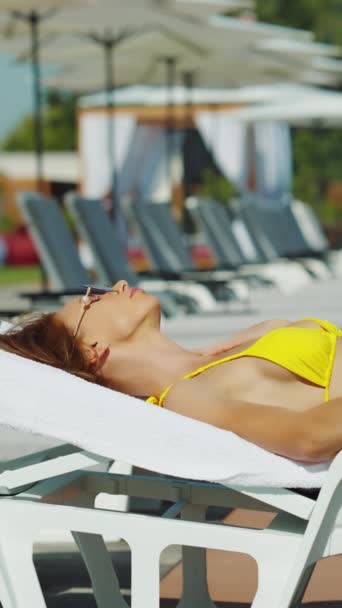 Tela Vertical Mulher Reclina Espreguiçadeira Piscina Desfrutando Banho Sol Traje — Vídeo de Stock