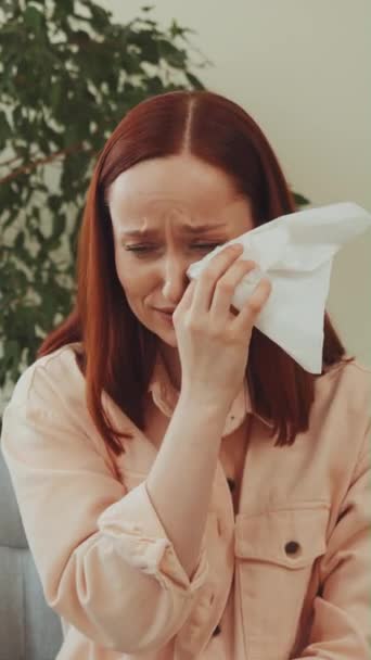 垂直屏风 在心理治疗过程中 处于脆弱时刻的妇女在寻求指导和情感支持的过程中擦拭泪水 — 图库视频影像