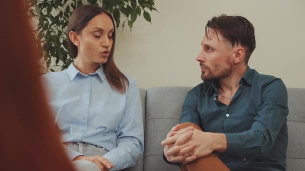 Terapi Seansı Boyunca Derin Tartışmalara Odaklanmış Çiftler Katılır Kadın Dikkatle — Stok video