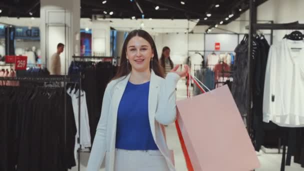 Kvinnlig Kund Bär Shoppingväskor Efter Lyckad Turné Ler Mot Kameran — Stockvideo