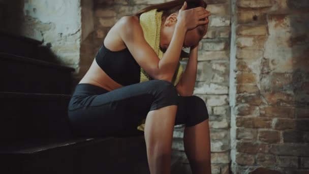 Atletik Giyinen Sağlıklı Kadın Merdivenlerde Boynunda Havluyla Dinleniyor Kadın Sporcu — Stok video
