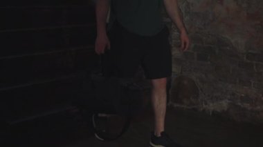 Erkek boksör spor salonunun soyunma odasına girer, spor çantasını bankın üzerine koyar, boks eldivenlerini geri alır. Eğitimden önce şut atan atleti takip ediyorum. Spor anlayışı
