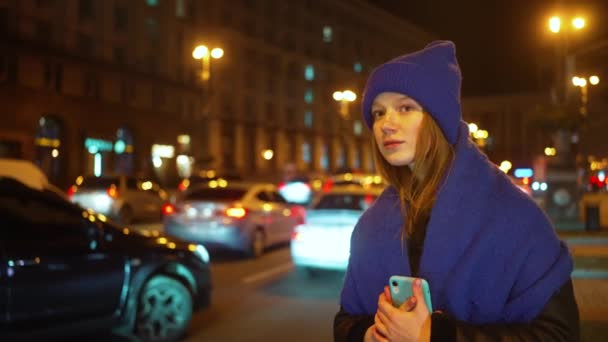 Frau Blauer Mütze Und Mantel Mit Smartphone Auf Belebter Stadtstraße — Stockvideo