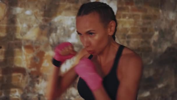 Atletisk Kvinna Ägnar Sig Skuggboxning Hennes Hållning Skarp Mot Den — Stockvideo