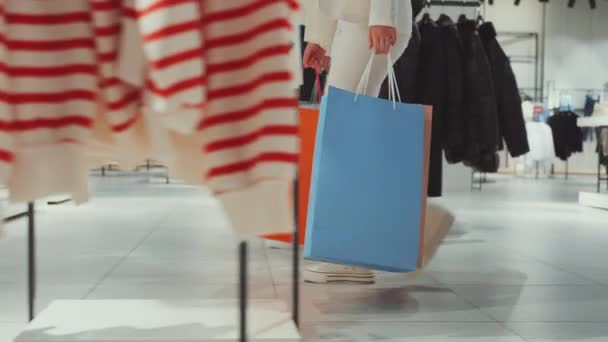 Närbild Två Kvinnor Promenader Modebutik Bär Stora Färgglada Shoppingväskor Visa — Stockvideo
