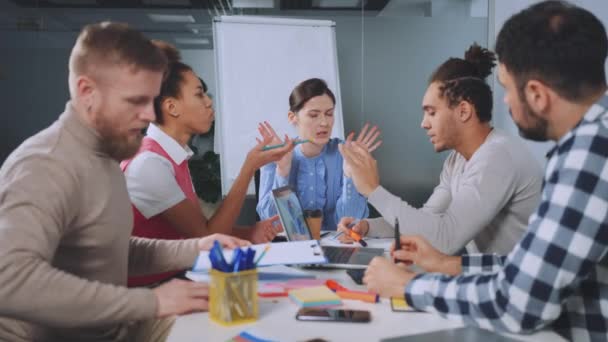 Diverse Professionals Betrokken Bij Verhit Debat Tijdens Office Meeting Dynamische — Stockvideo