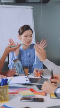 Dikey: Ofis toplantısı, dinamik etkileşim ve stratejik tartışmalar sırasında hararetli tartışmalara katılan çeşitli profesyoneller. Takım üyelerinin tutku ve müdahalesi, fikir ve görüş alışverişi