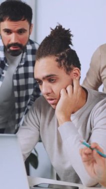 Dikey ekran: İşbirlikçi profesyonellerden oluşan bir grup dizüstü bilgisayarın etrafında toplanarak şirket ortamında proje özelliklerini tartıştılar