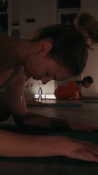 Schermo Verticale Giovane Donna Che Pratica Posa Yoga Riposante Camera — Video Stock