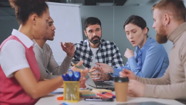 Gerente Com Desapontamento Como Sua Equipe Debate Apaixonadamente Durante Reunião — Vídeo de Stock