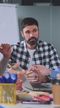 Dikey ekran: Yönetici, ekibi toplantı, anlaşmazlık ve uzlaşma eksikliği sırasında tutkuyla tartışırken hayal kırıklığıyla bakıyor. İş yeri tartışmaları, çatışmalarda liderlik rolü.