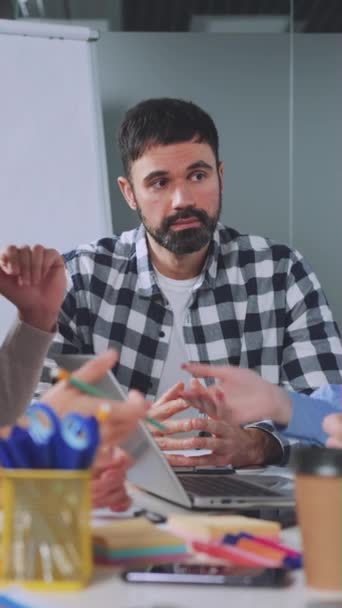 Vertical Screen Manager Looks Disappointment His Team Passionately Debates Meeting — Stock videók