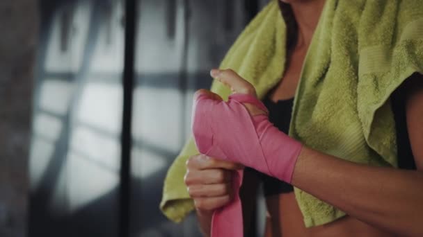 Vrouw Wikkelt Haar Handen Met Roze Boxing Wraps Met Handdoek — Stockvideo