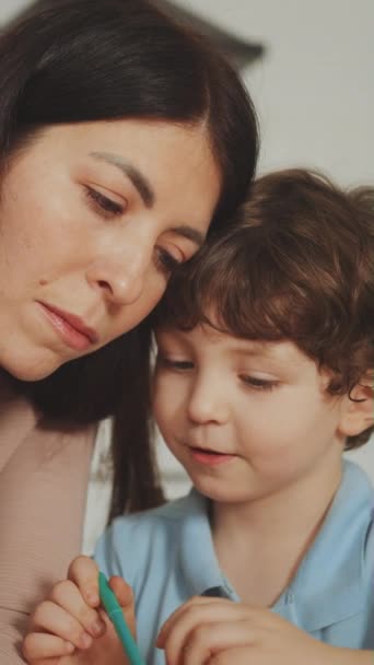 Pantalla Vertical Madre Asiste Con Atención Hijo Pequeño Con Tareas — Vídeos de Stock