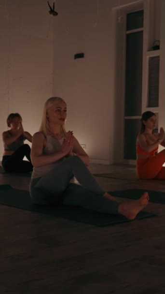 Dikey Ekran Yoga Stüdyosunda Anjali Mudra Ile Yan Yana Oturan — Stok video