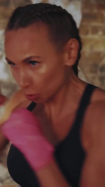 Vertikální Obrazovka Atletická Žena Zapojuje Stínového Boxu Její Postoj Ostrý — Stock video