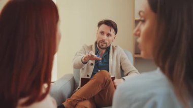 Erkek terapist, sıcak terapi odasında iki kadın müşteriyle derin bir tartışmaya girer. Psikolojik danışmanlıkta iletişim ve anlayış