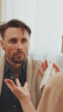 Hararetli tartışmalar sırasında birkaç tane. Kadın memnuniyetsizliğini, şikâyetini ve şikayetini dile getirirken erkek dikkatle dinler. Oturma odasındaki yoğun aile içi tartışma sırasında kadın ağlaması