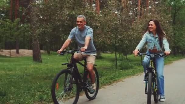 Casal Sorrindo Passeios Bicicletas Juntos Longo Caminho Parque Homem Mulher — Vídeo de Stock