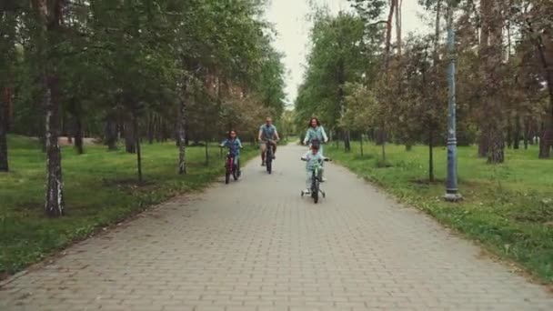 Famille Avec Deux Enfants Profite Tranquillement Balade Vélo Long Sentier — Video