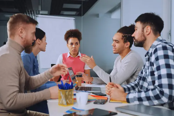 Hararetli bir tartışmada çeşitli profesyoneller, çağdaş bir ofisteki bir masanın etrafındaki yanlış anlaşılmaları çözmeye çalışıyorlar.