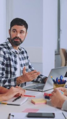 Takım üyeleri ofis toplantısında işbirliği yapar ve karşılıklı tokalaşır, takım çalışmasını teşvik eder ve profesyonel çevrede karşılıklı saygıyı teşvik ederler.