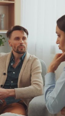 Dikey Ekran: Terapist rahat bir ofis ortamında terapi sırasında hastayla tartışır. Ruh sağlığı desteği ve profesyonel danışmanlık hizmetleri kavramı