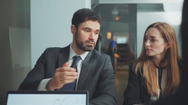 İş dünyasından profesyoneller toplantı sırasında tartışmaya başladılar. Kadın dikkatle dinlerken takım elbiseli adam konuşuyor. İşbirliği ve etkili iletişim kavramı