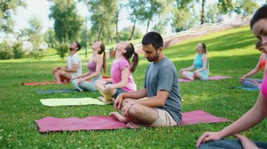 Grup terapisi ve nefes egzersizleriyle parkta yoga dersi. Rahatlama ve farkındalık kavramı