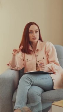 Terapist terapi seansında açıklıyor. Terapi iletişimi, duygusal destek ve zihinsel sağlık rehberliği kavramı