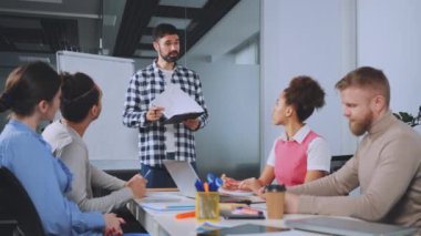 Takım üyeleri ofis toplantısında sunum için alkışlıyorlar. Takdir ve destek kavramı. Profesyonel çevre, takım çalışması, takdir ve başarı sergiliyor.