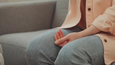 Terapi seansı sırasında empati ve destek gösteren ellerin yakın çekimi. Terapist ve müvekkil arasındaki bağın ve merhametin altını çizer. Ruh sağlığı hizmetlerinde güçlü bir güven sembolü