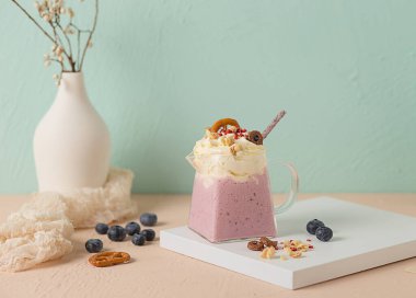 Taze ton, fevkalade sütlü çay, meyve suyu.