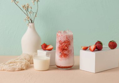 Taze ton, fevkalade sütlü çay, meyve suyu.