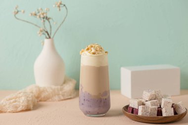 Taze ton, fevkalade sütlü çay, meyve suyu.