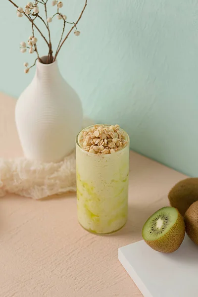 Taze ton, fevkalade sütlü çay, meyve suyu.